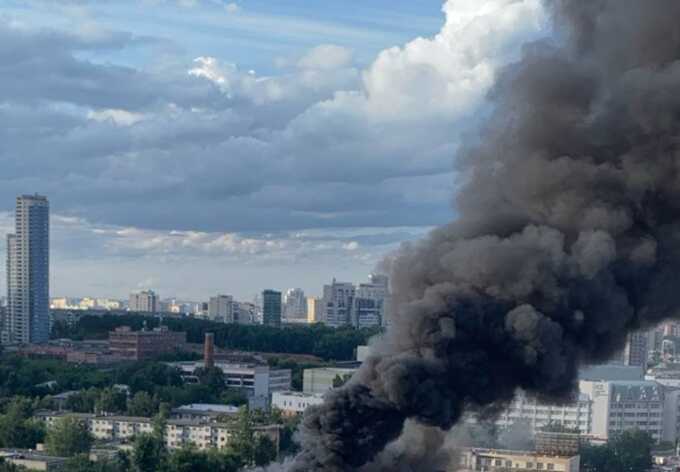 В Єкатеринбурзі горить оборонний завод