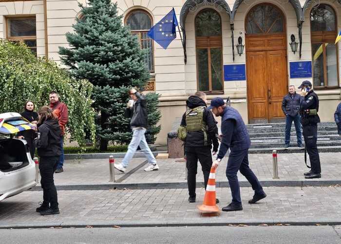 В мережі повідомляють про масове "мінування" навчальних закладів по Україні