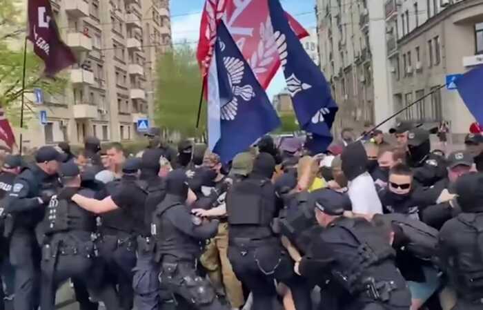 У Києві відбулася сутичка між поліцією та протестувальниками