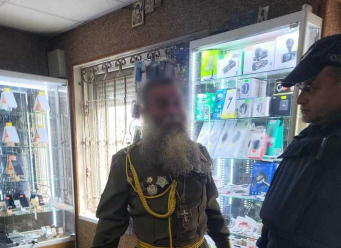 Розгулював селищем у радянській формі: На Закарпатті затримали священника УПЦ МП